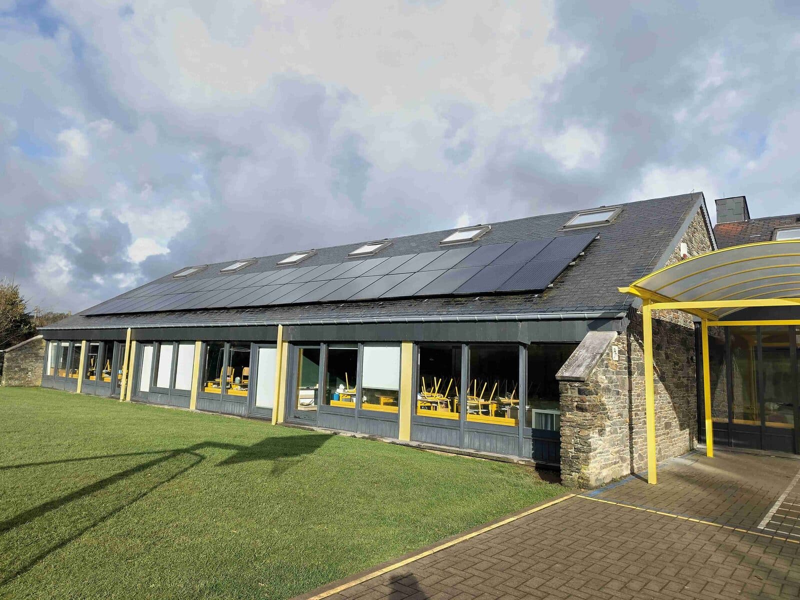 Toiture photovoltaïque de l'école communale de Bovigny (Gouvy), étudiée par Optinergie