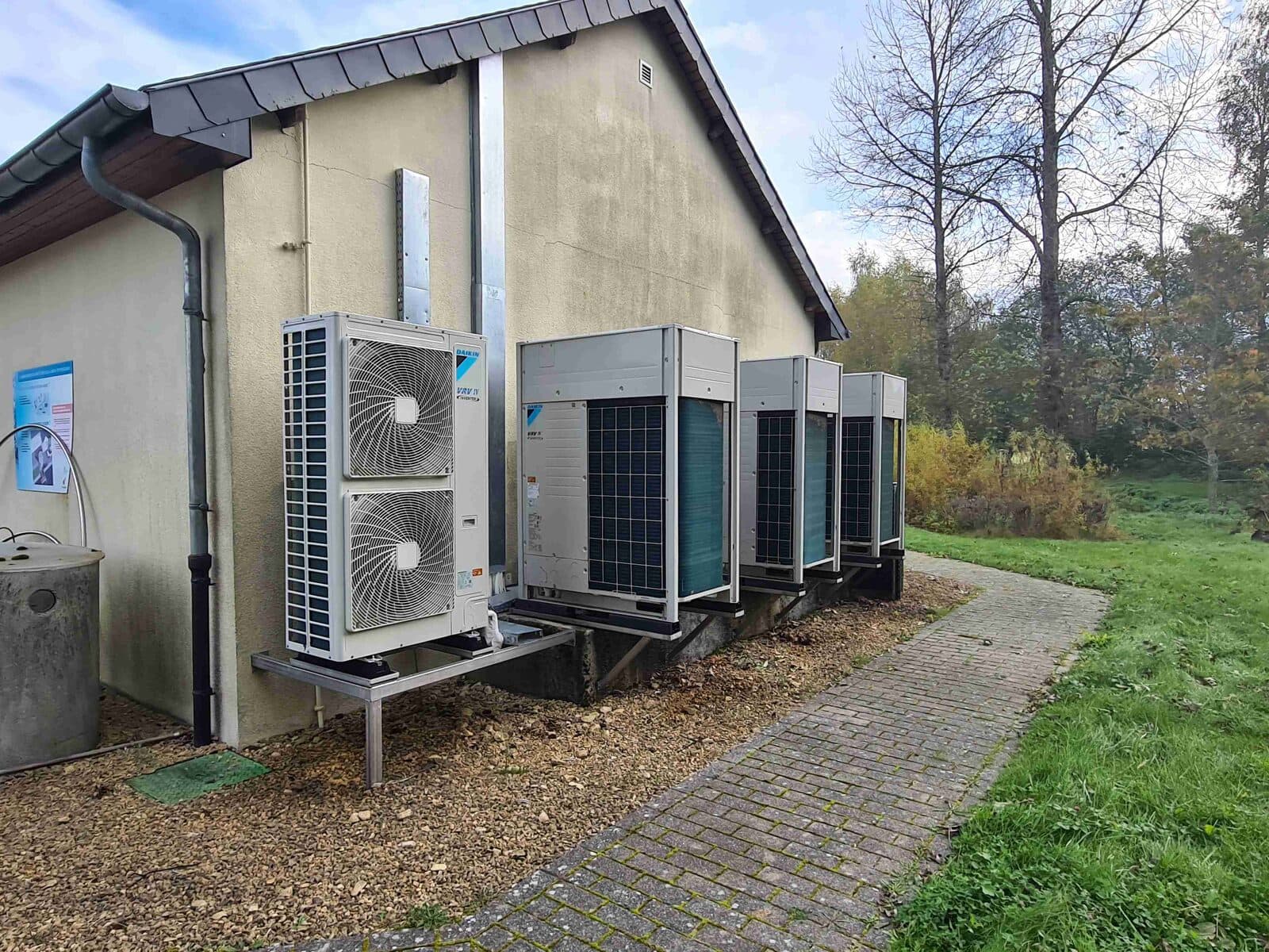 Unités extérieures d'une pompe à chaleur sur un bâtiment public en province de Luxembourg