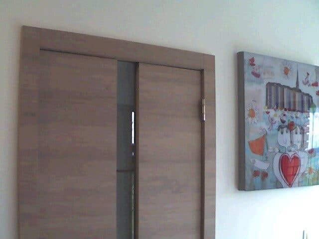 La même porte en lumière visible