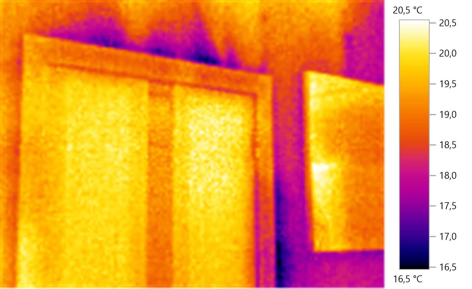 Thermographie d'une porte : air froid infiltré sur tout le pourtour du cadre